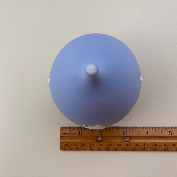 Wedgwood Blue Jasperware Small Lidded Pot with White Motif and Daisy Top - Picture 11 of 12